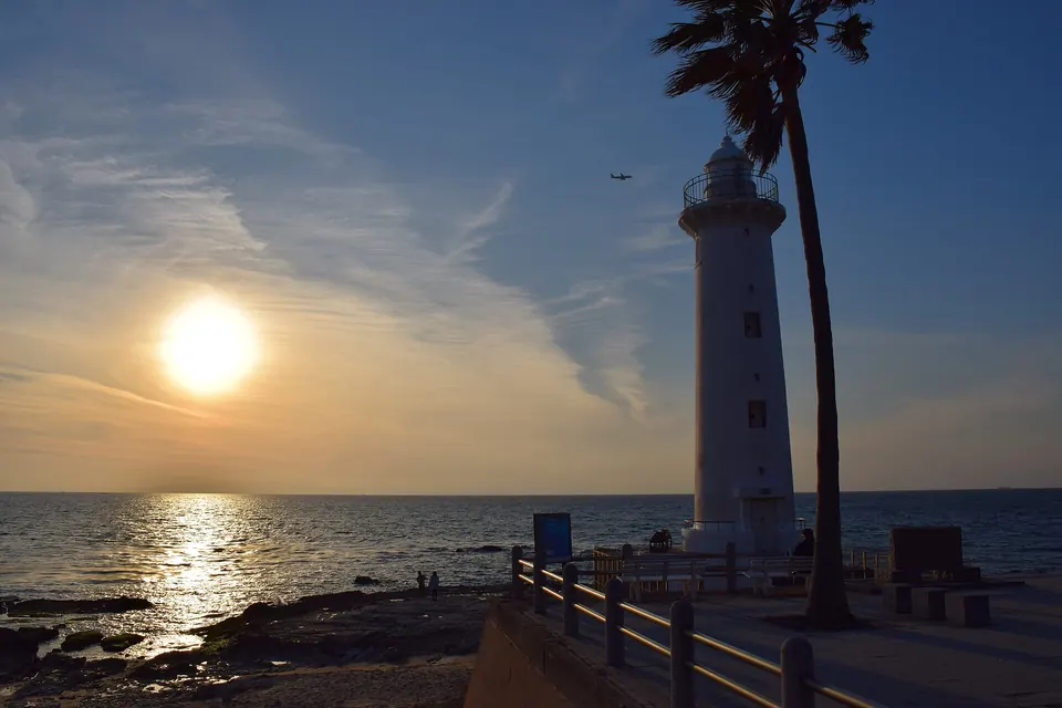夕日に照らされる野間埼灯台（美浜町）