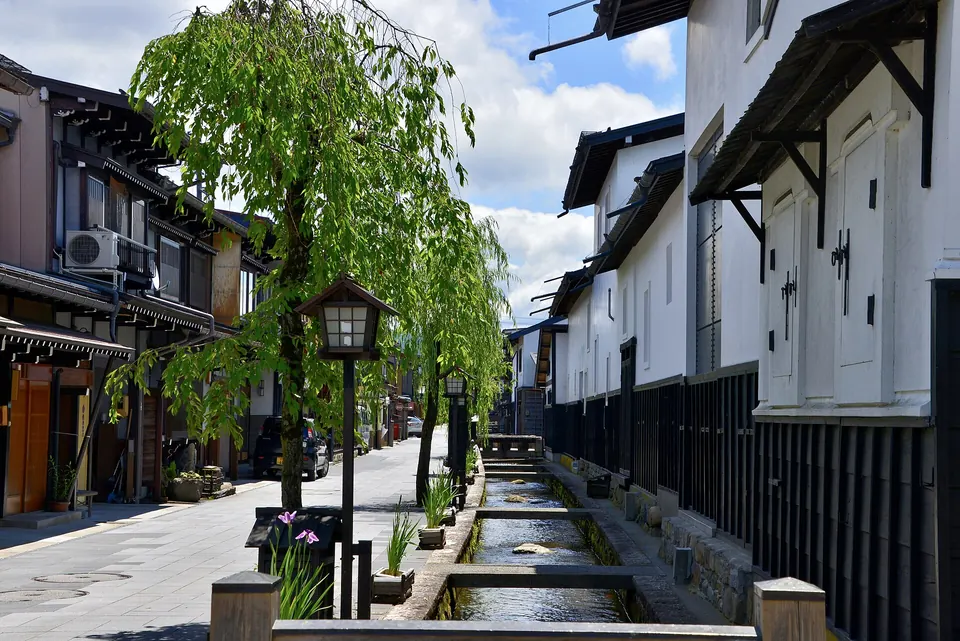 飛騨古川の白壁土蔵と瀬戸川